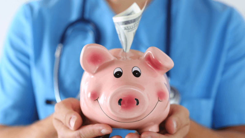 travel nurse holding piggy bank for the discounts she gets as a nurse
